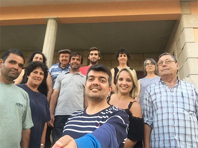 Cadu em grupo familiar em Magalhã