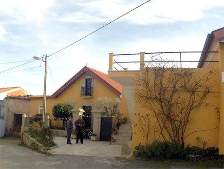 Fachada da casa com os primos Ilíada e Valdomiro a frente